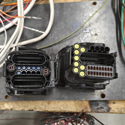 2015 vs 2017 leaf F1 conenctor.jpg