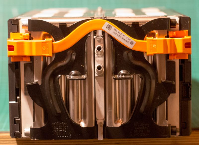 File:VW Passat GTE Battery Module 1.jpg
