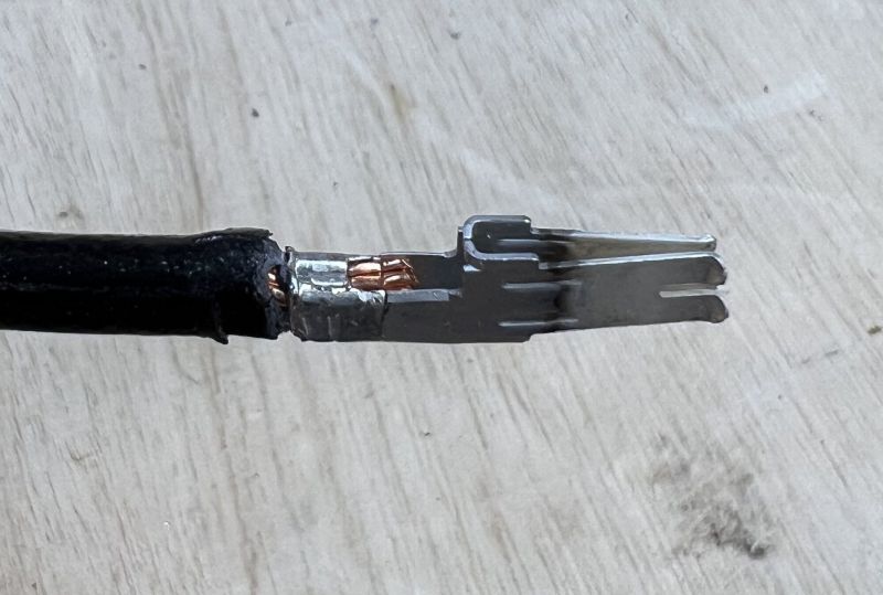 File:Molex 8 AWG open barrel terminal.jpg