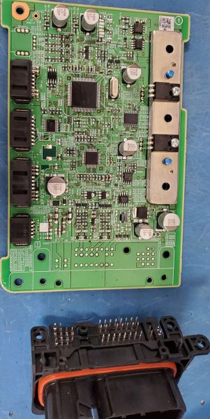 File:9 Leaf Controller Outside World Connector de-soldered.jpg