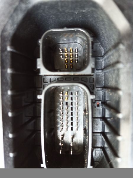 File:Nissan Proprietary connector.jpg